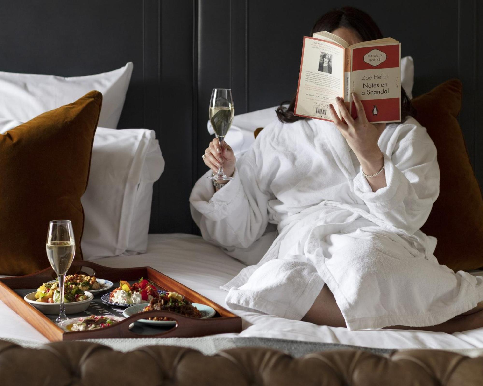 Kimpton Charlotte Square By Ihg Hotel Edinburgh Eksteriør billede A woman reading a book in bed