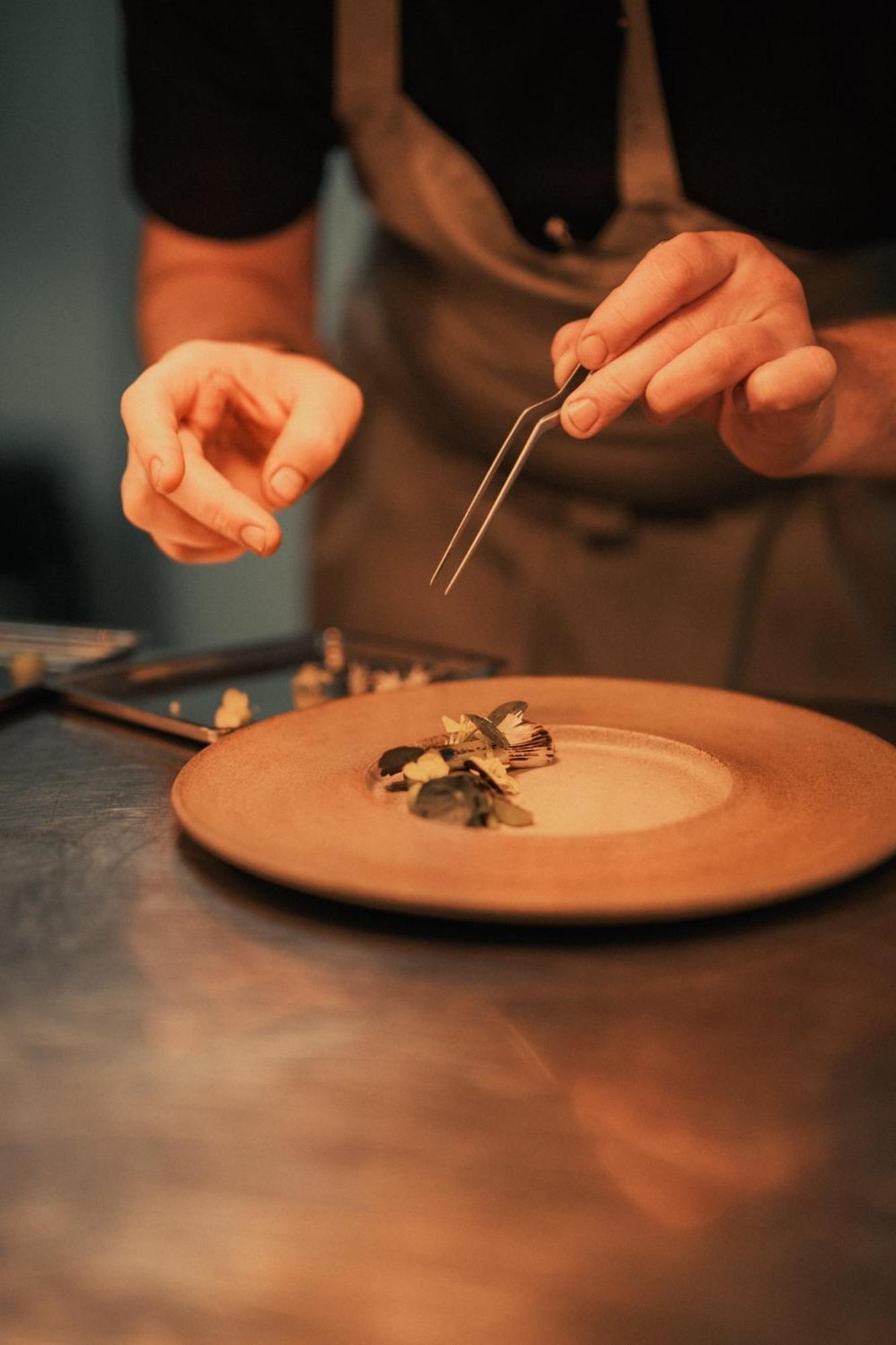 Kimpton Charlotte Square By Ihg Hotel Edinburgh Eksteriør billede A chef finishing a plate of food