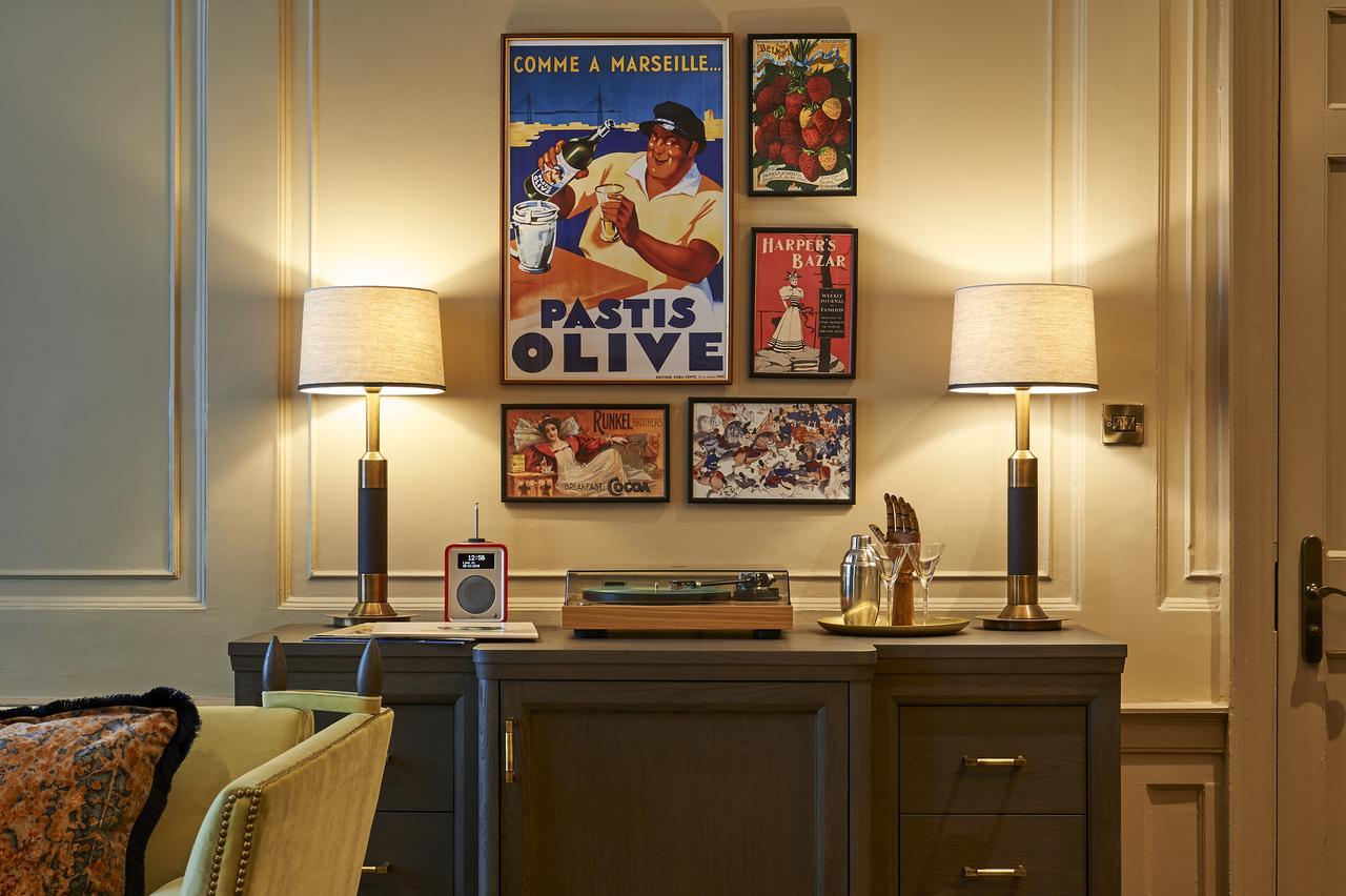Kimpton Charlotte Square By Ihg Hotel Edinburgh Eksteriør billede A collection of vintage posters